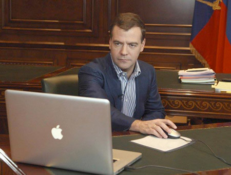 Дмитрий Медведев тоже любит Apple