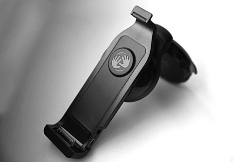 07-tomtom-iphone-car-kit