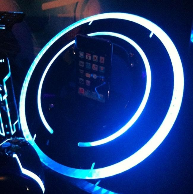 Tron-Legacy-iPod-Dock-2