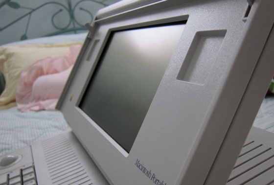 01-7-Macintosh-Portable