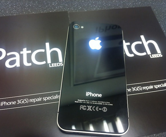 iPhone 4 со светящимся логотипом