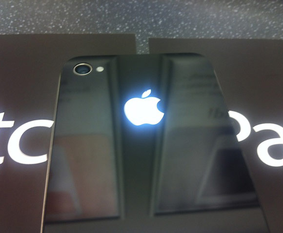 iPhone 4 со светящимся логотипом