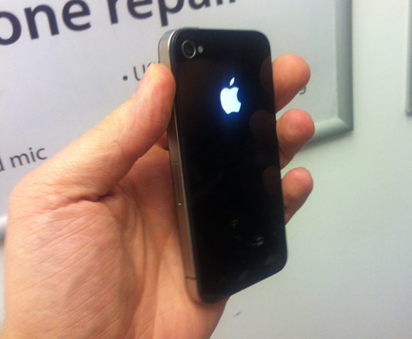 iPhone 4 со светящимся логотипом