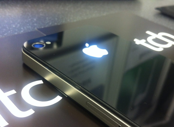iPhone 4 со светящимся логотипом
