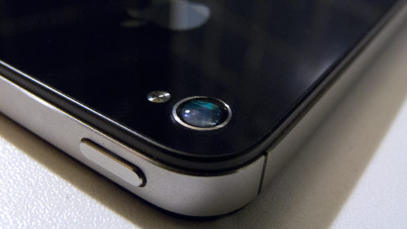 Капля поверх модуля камеры iPhone 4S