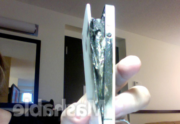 iPhone 4 со взорвавшейся батареей