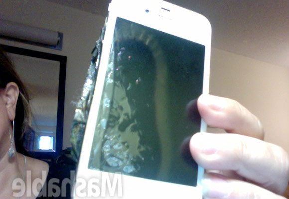 iPhone 4 со взорвавшейся батареей