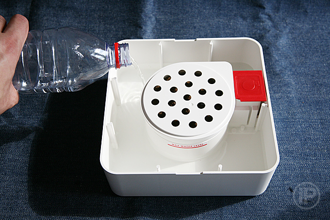 click-and-grow-box-water