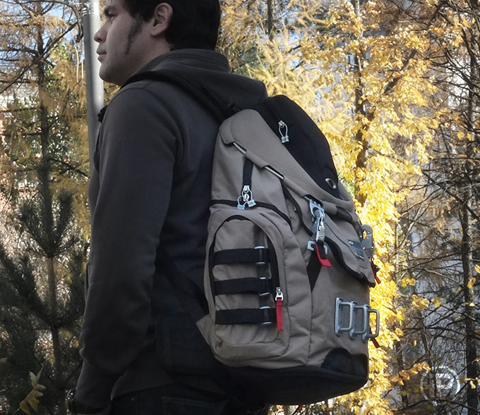Oakley-Kitchen-Sink-Backpack-Grey-Fossil-in-life.jpg