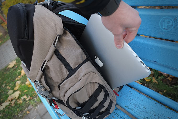 Oakley-Kitchen-Sink-Backpack-Grey-Fossil-macbook