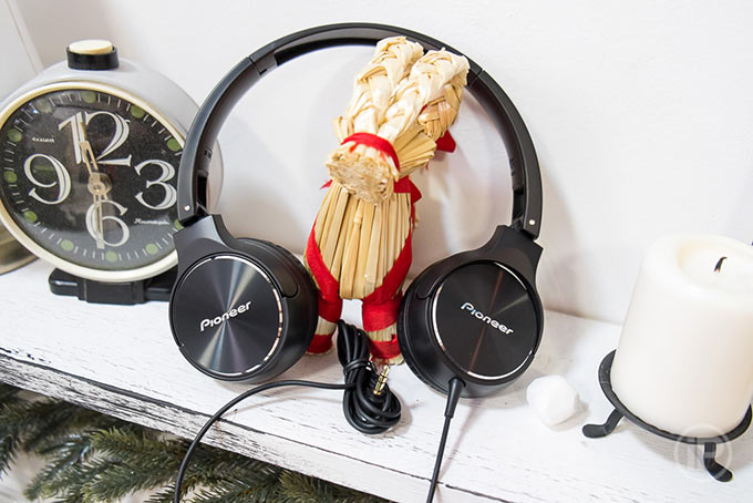 07-Pioneer-Headphones-MJ