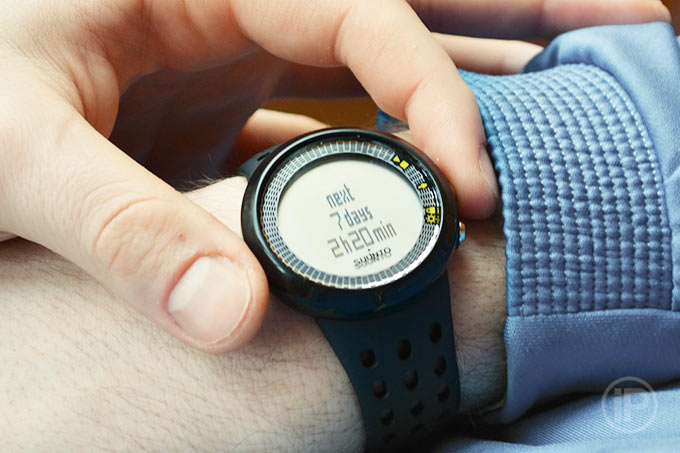 suunto-m5-man-hand-02
