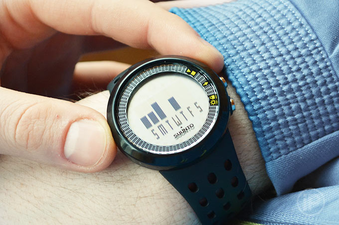 suunto-m5-man-hand