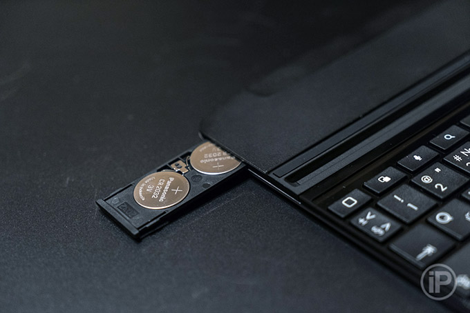 04-Logitech-Ultrathin-Keyboard-Cover