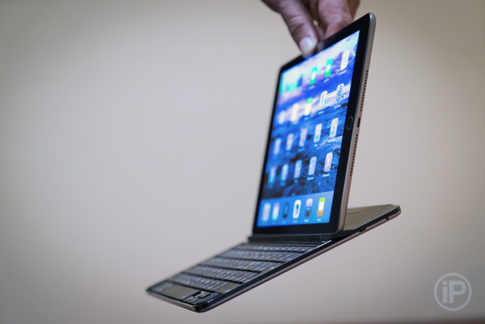 09-Logitech-Ultrathin-Keyboard-Cover