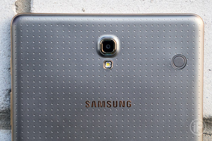 05-Galaxy-Tab-S-8-4-Inuse
