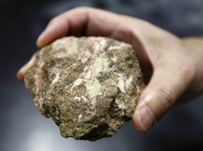 01-Apples-Dirty-Little-Rare-Earth-Secret