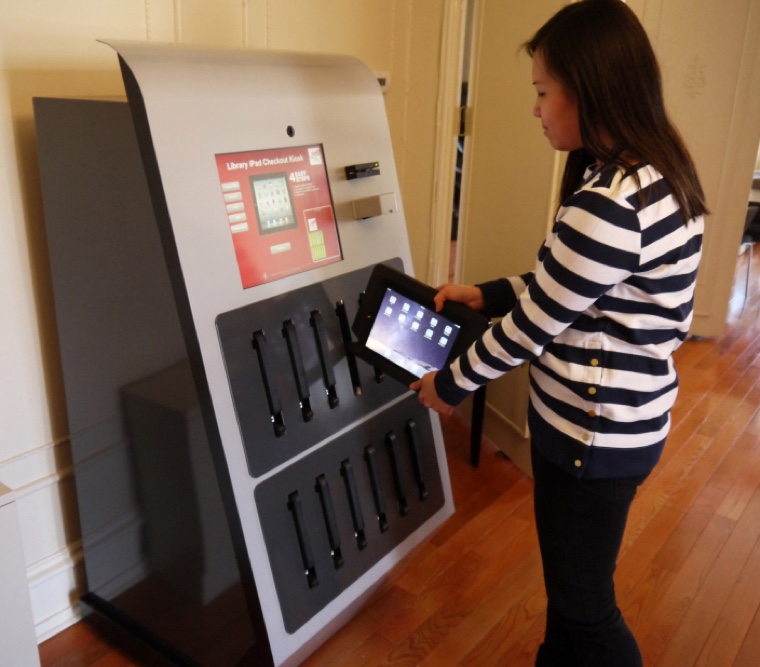 2ipad-kiosk-checking-out-ipad