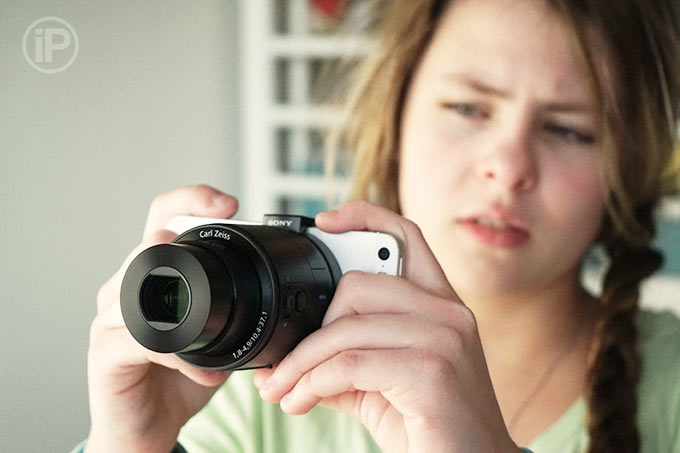 sony-qx100-hand