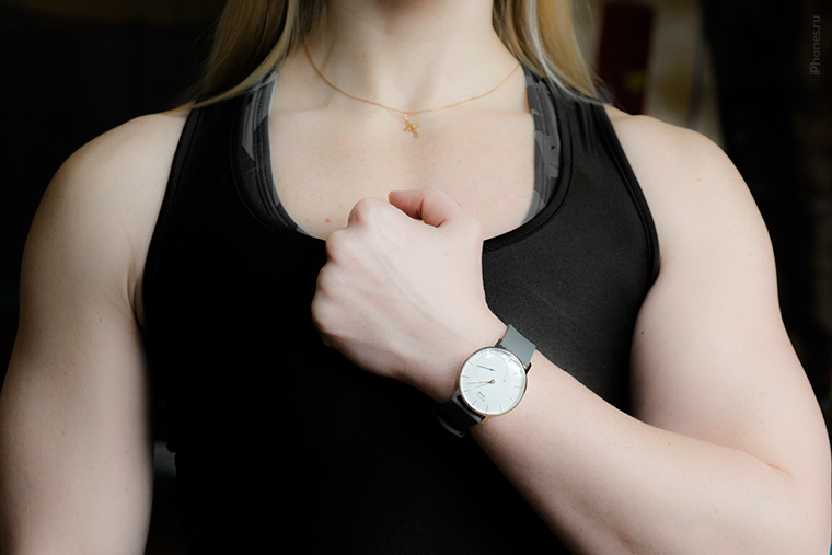 withings-activite-on-hand