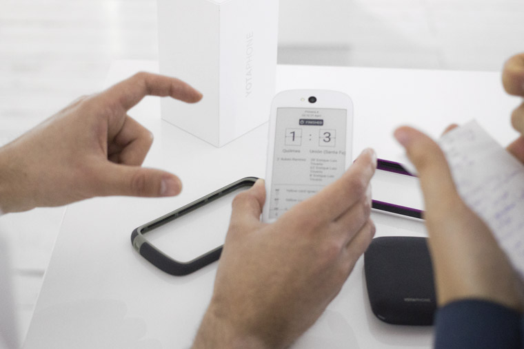 yotaphone-2-presentation-17