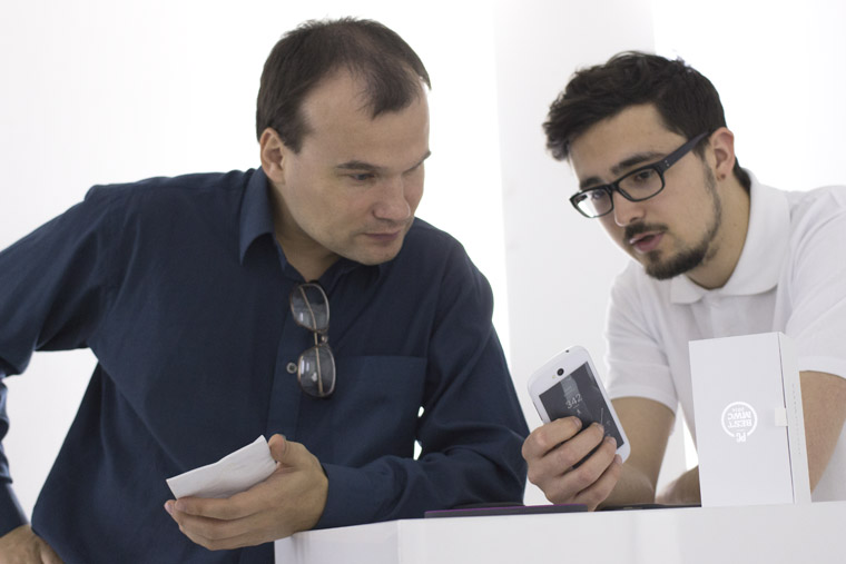 yotaphone-2-presentation-18