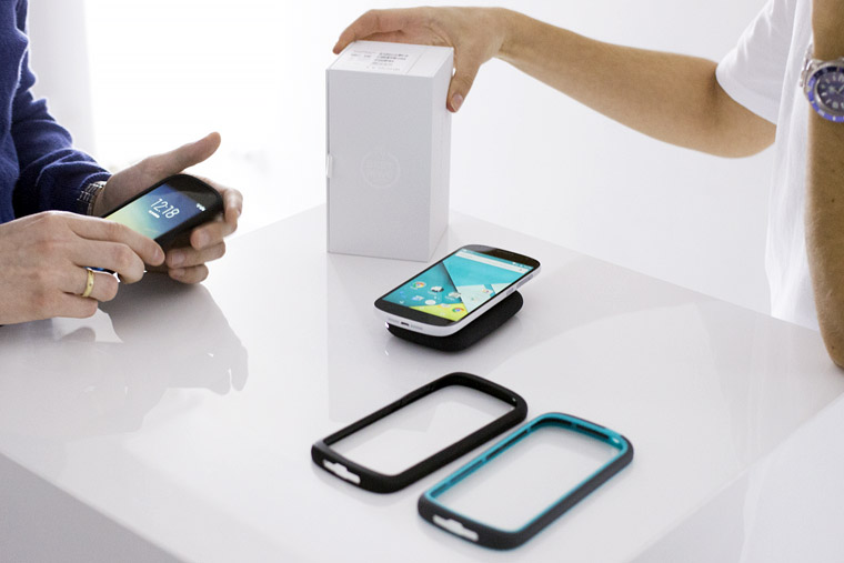 yotaphone-2-presentation-5
