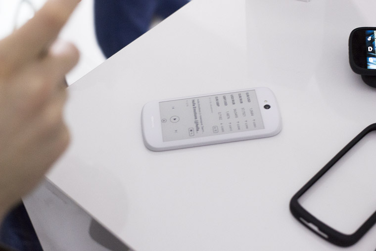 yotaphone-2-presentation-6