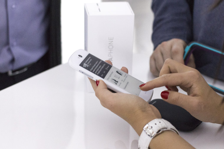 yotaphone-2-presentation-7
