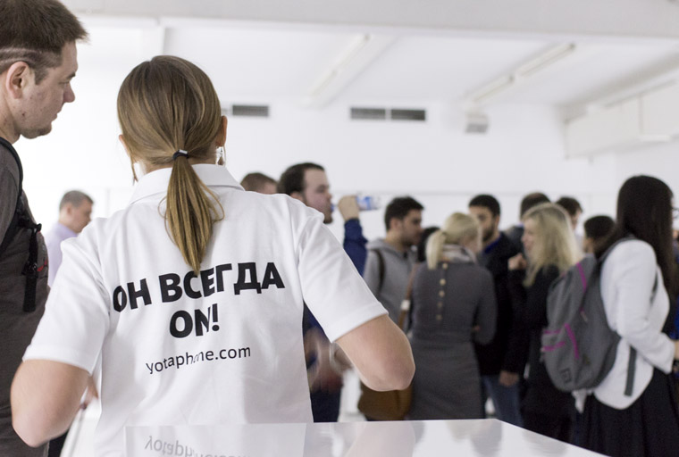 yotaphone-2-presentation-9