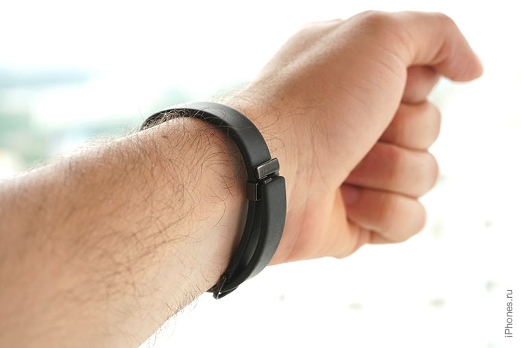 jawbone-up-2-on-hand