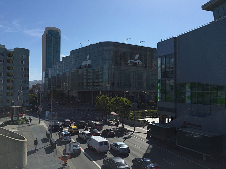 01-3-WWDC-205-Moscone-Center-Decorate