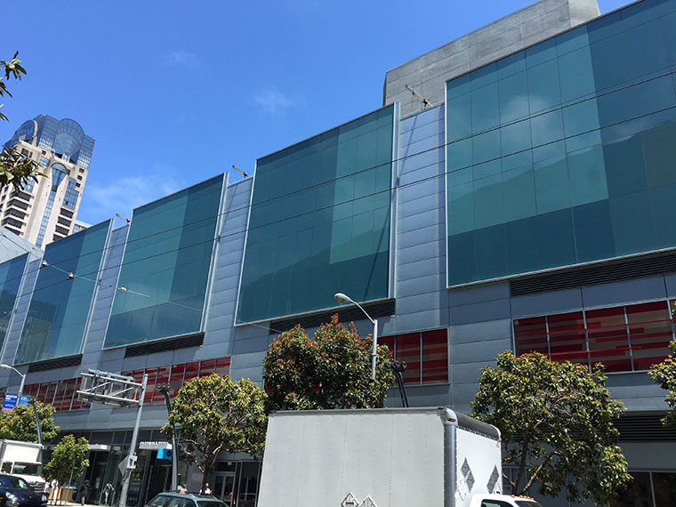 01-4-WWDC-205-Moscone-Center-Decorate
