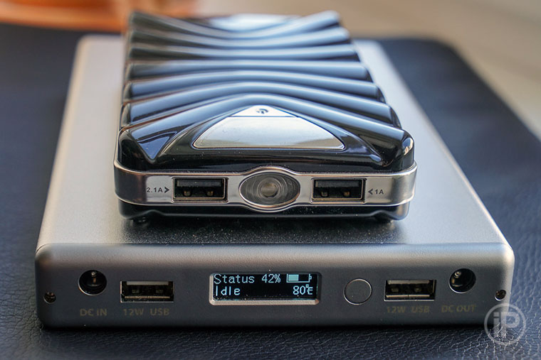 06-MacBook-12-Power-Bank-Charge