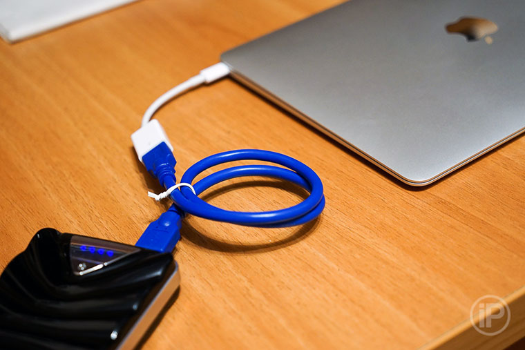 08-MacBook-12-Power-Bank-Charge