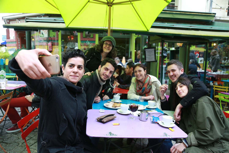 apple-users-in-paris-pic-01