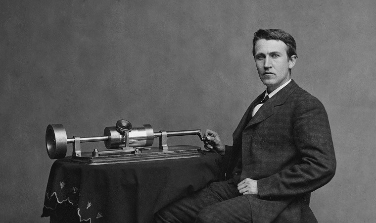 Thomas_Edison_Phonograph