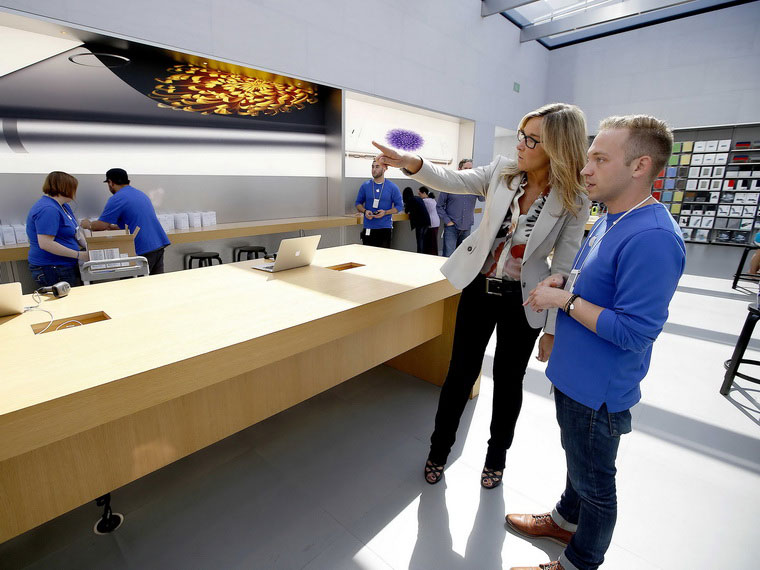 02-3-Ahrendts-AStore-Secrets