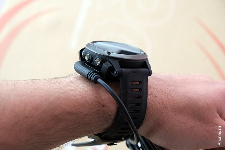 garmin-Fenix3-charger-hand