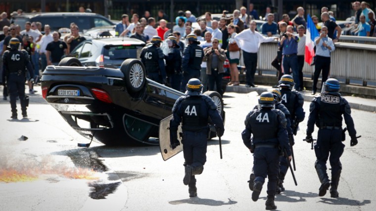 20150625174035-uber-riot-italy