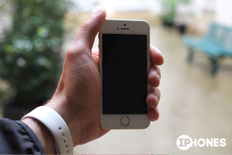 iphone-se-hand