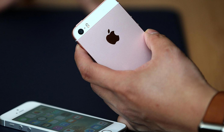 iPhoneSEHands