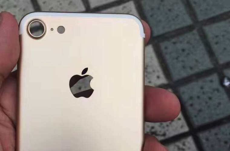 iPhone7SyatinHandIn2