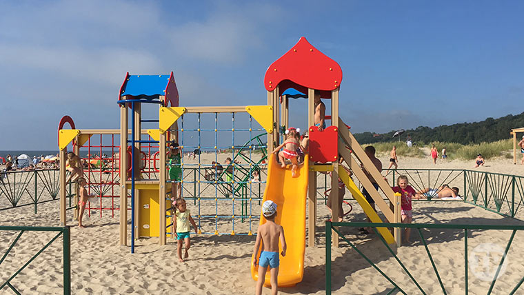 yantarniy-blue-flag-beach-childground