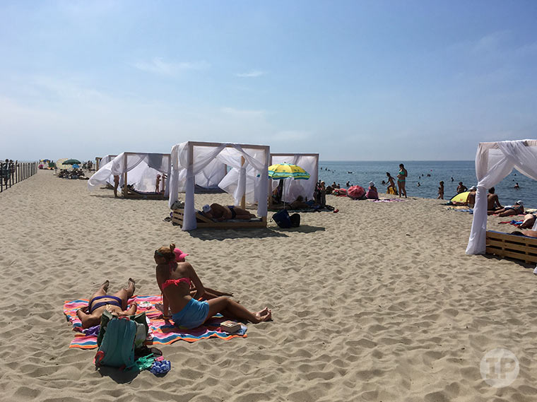 yantarniy-blue-flag-beach-white