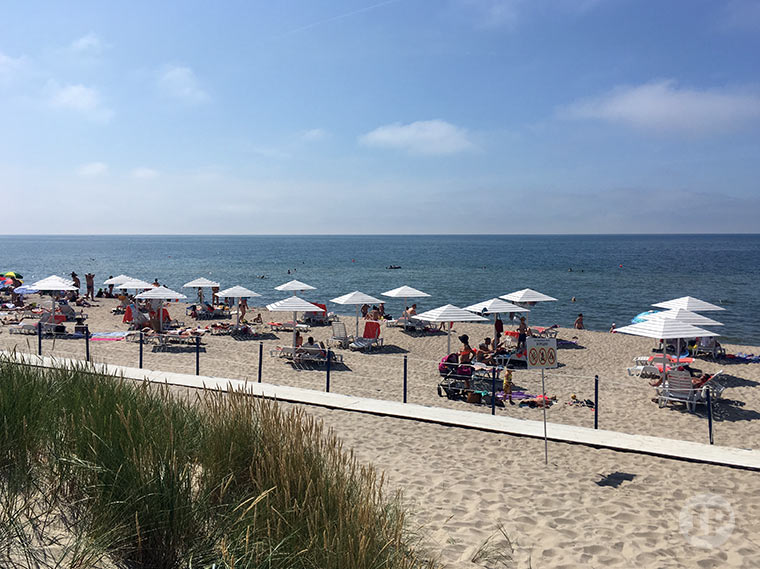 yantarniy-blue-flag-beach-zontiki