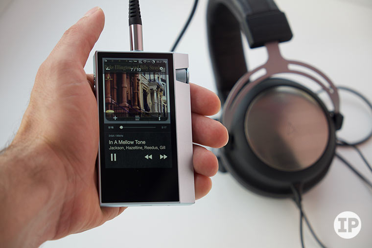 astell-kern-ak70-hand
