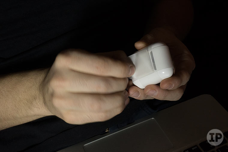 airpods-box-hand