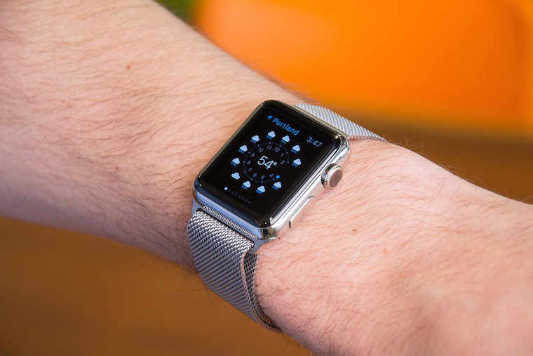 apple-watch-wrist3-1500x1000