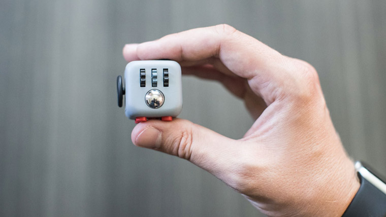 У нас Fidget Cube. Кто-нибудь, заберите его